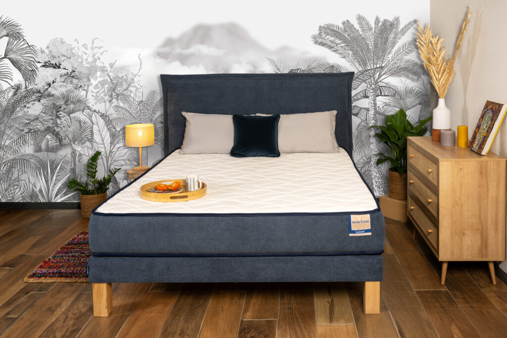 Matelas Belle Étoile Abadie bord bleu avec tête de lit et sommier bleus ambiance