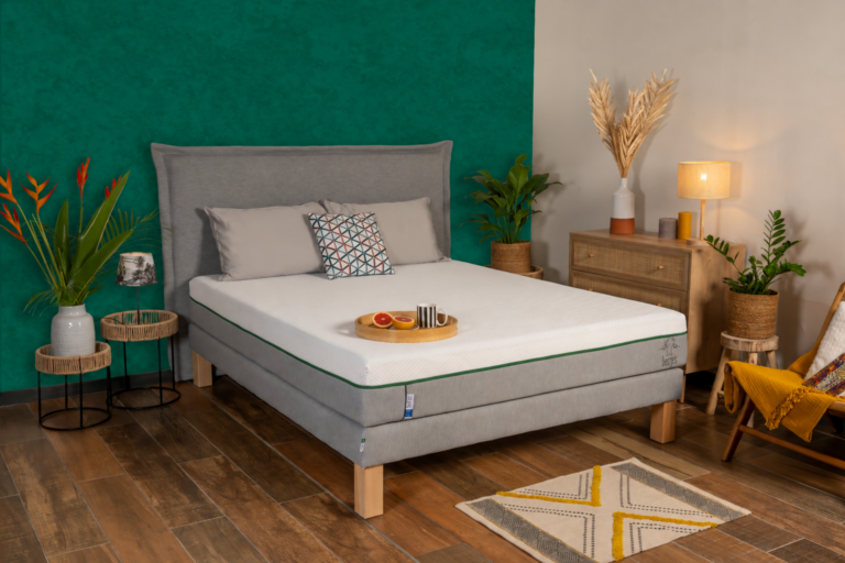 Chambre moderne au liseré vert